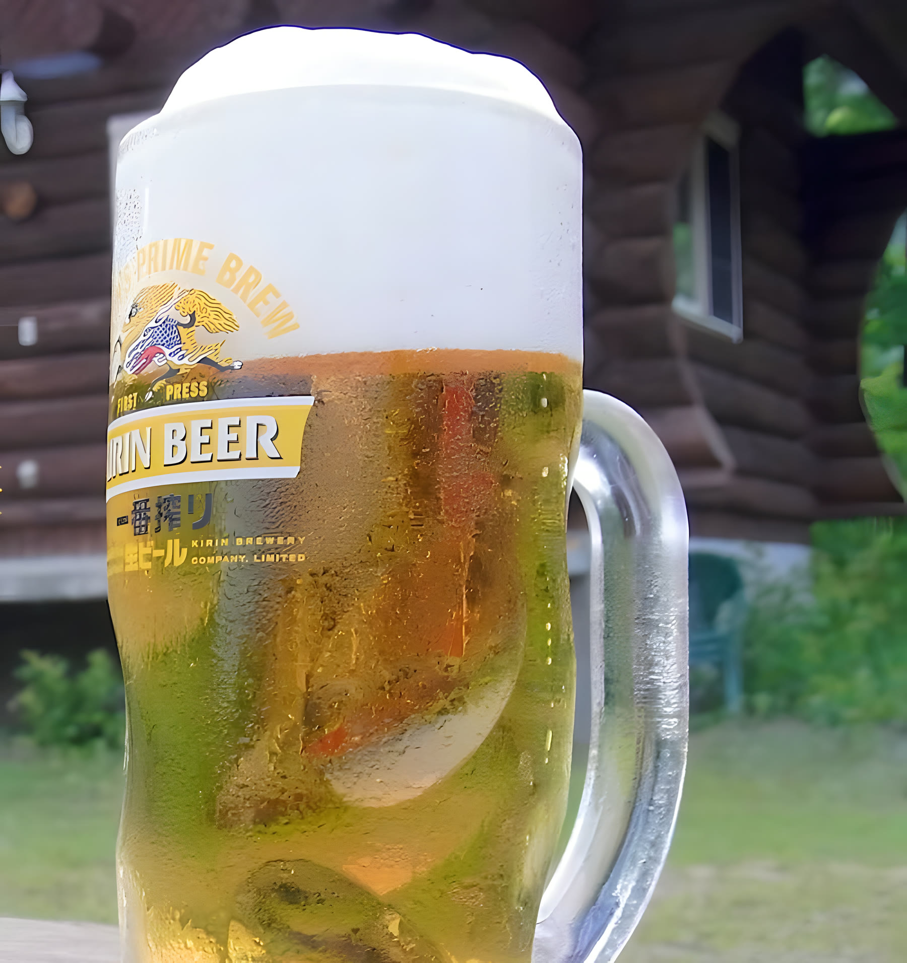 ログハウスを背に、注ぎたての生ビール